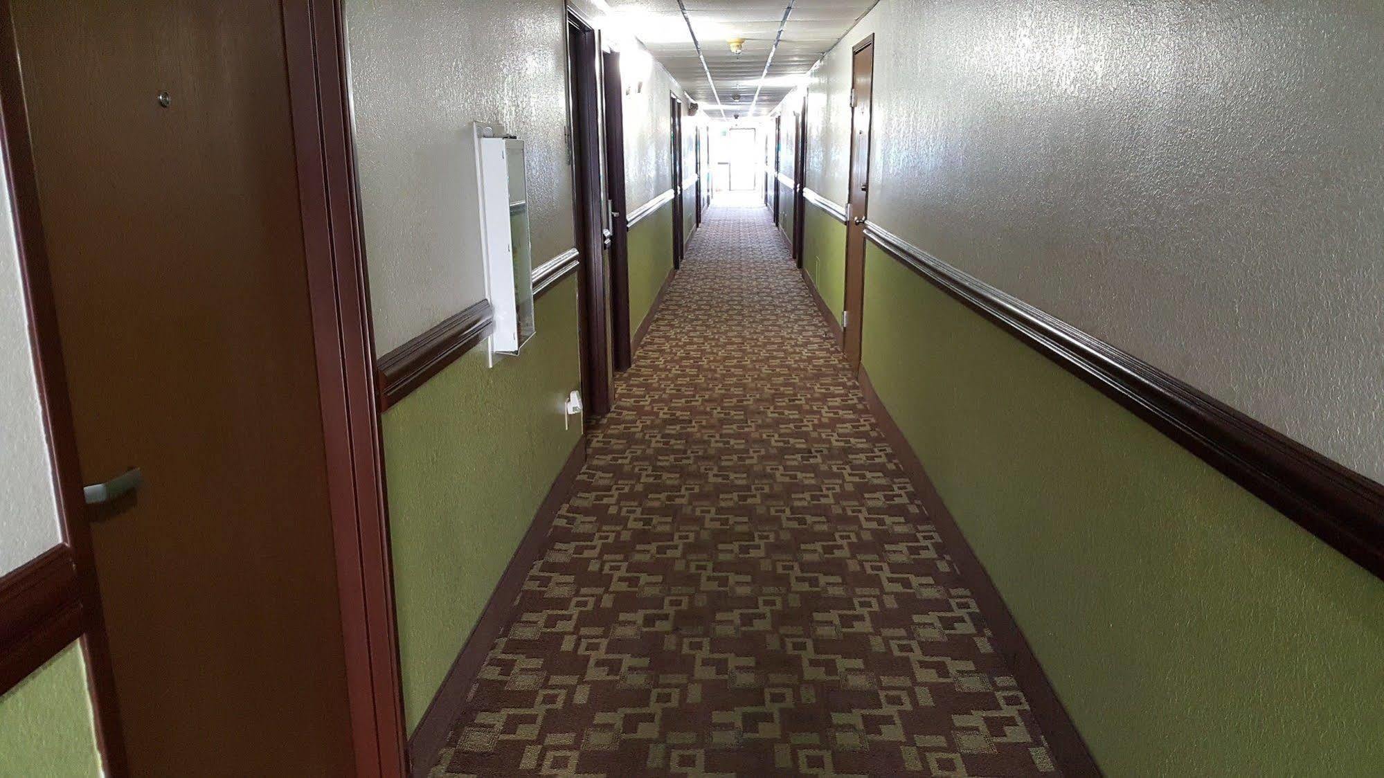 Super 8 By Wyndham Tx Hotel